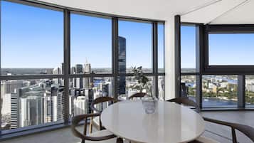 Ropa de cama de alta calidad y tabla de planchar con plancha