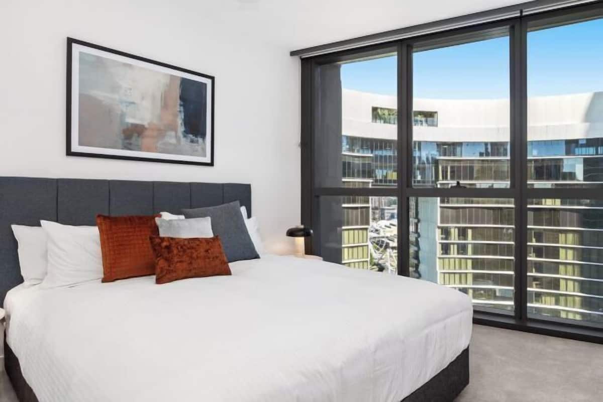 Premium bedding, iron/ironing board, free WiFi, bed sheets