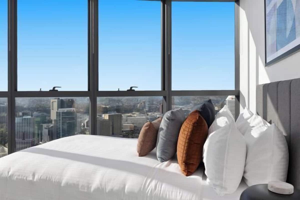 Premium bedding, iron/ironing board, free WiFi, bed sheets