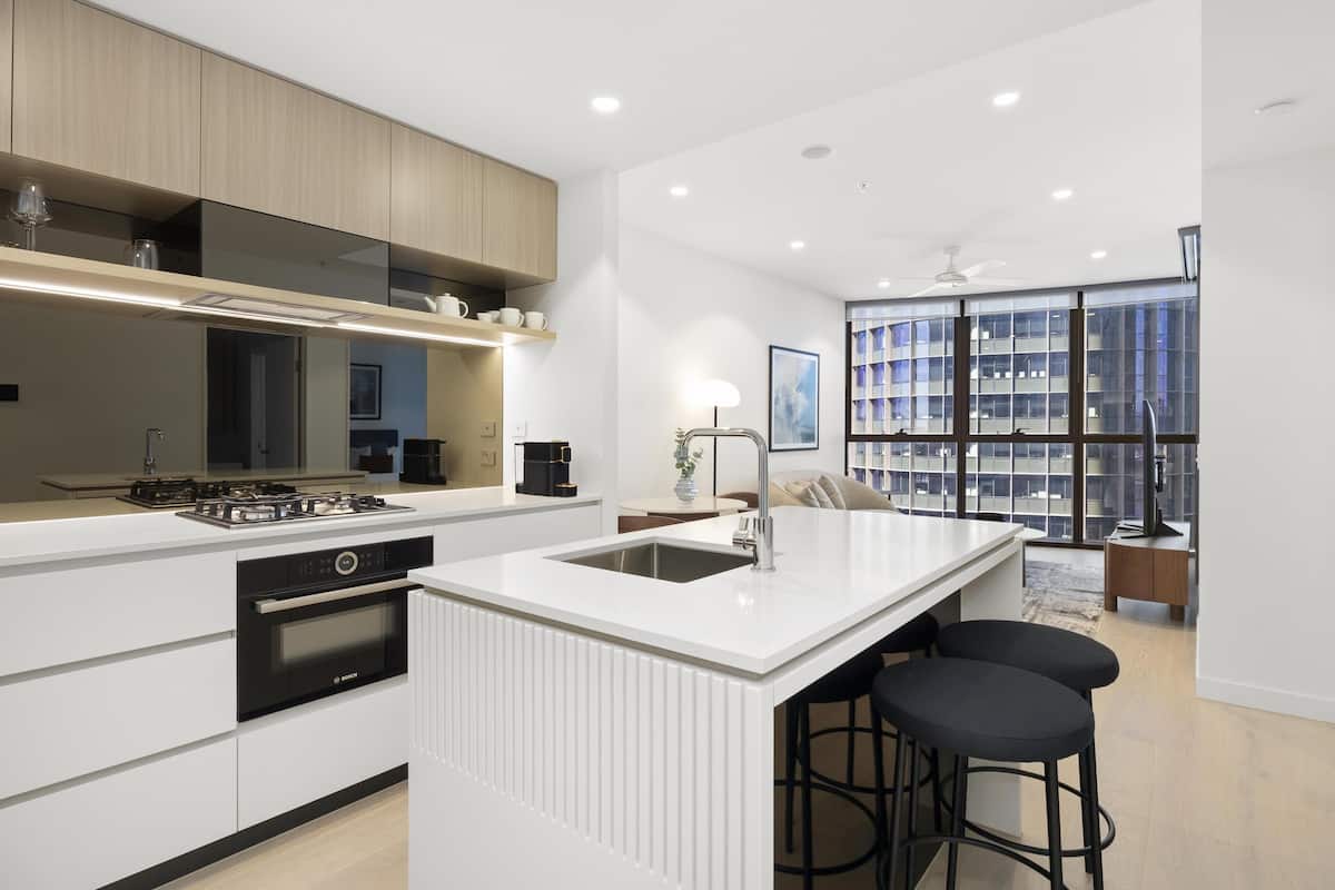 Full-size fridge, microwave, oven, dishwasher