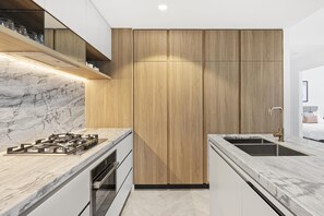 Frigorífico grande, microondas, horno y lavavajillas