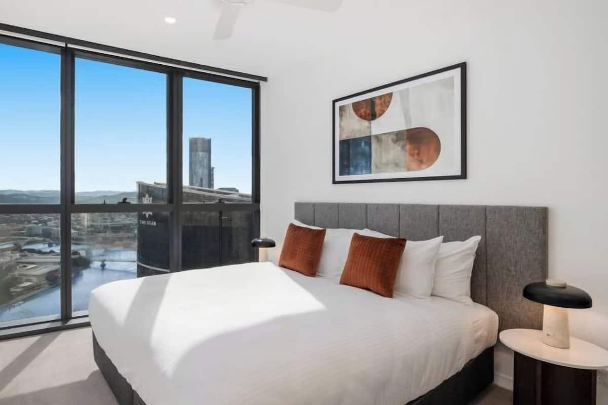 Premium bedding, iron/ironing board, free WiFi, bed sheets