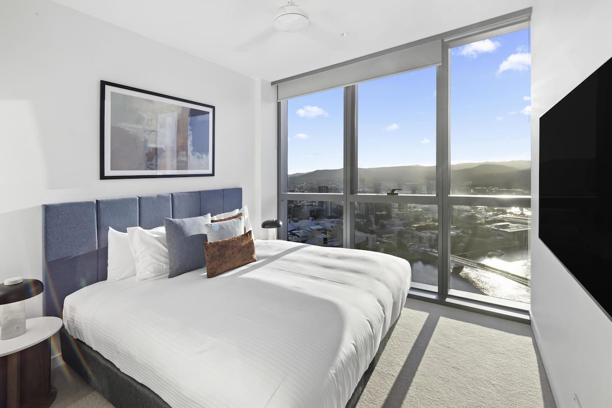 Premium bedding, iron/ironing board, free WiFi, bed sheets