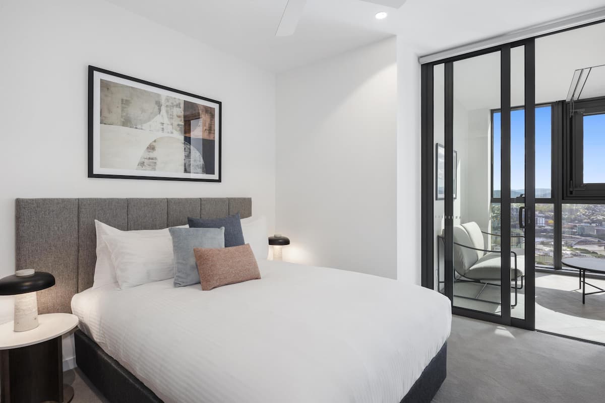 Premium bedding, iron/ironing board, free WiFi, bed sheets