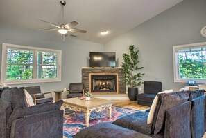 Smart TV, fireplace, table football, books - Country Road Retreat: A Cozy, Pet-Friendly Stay Near Asheville with a Hot Tub & Fireplace (Weaverville)