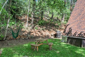 Outdoor dining - A-frame Cabin Near Mt. Mitchell! (Burnsville)