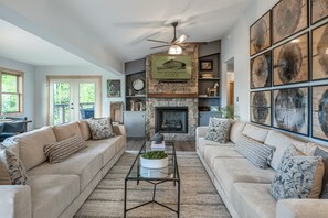 Televisión, chimenea, mesa de ping pong