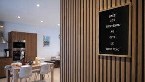 Une cuisine moderne avec un lambris en bois et un panneau d’accueil en français.