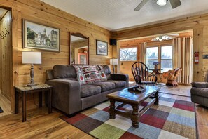 Smart TV, fireplace - NEW LISTING !!!  RUSTIC MEADOW AT LADYBUG LAKE (Morganton)