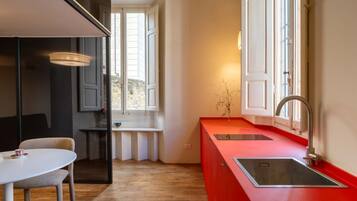 KĂŒhlschrank, Mikrowelle, Herdplatte, Wasserkocher mit Kaffee-/Teezubehör