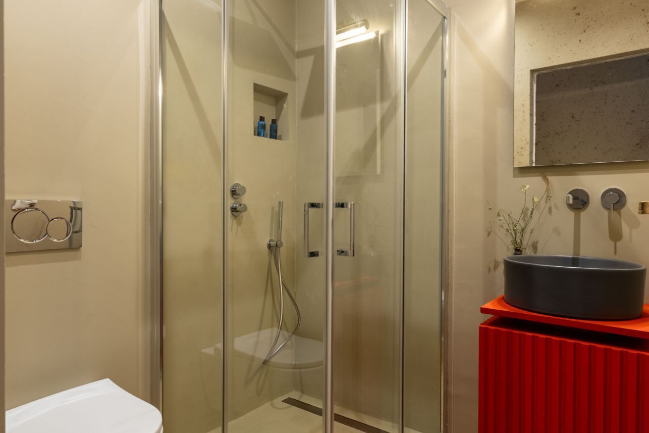Ducha, secador de pelo, bidé y toallas