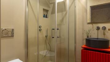 Dusche, Haartrockner, Bidet, HandtĂŒcher