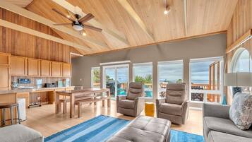 Smart-tv, een open haard, een tafeltennistafel en een stereo