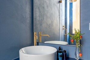 Ducha, secador de pelo, bidé y toallas