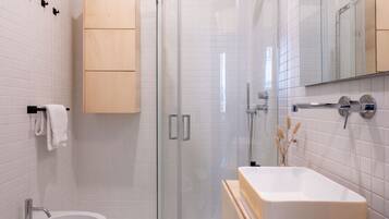 Dusche, Haartrockner, Bidet, Handtücher