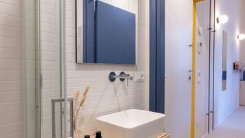 Dusche, Haartrockner, Bidet, Handtücher