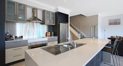 Fabulous townshouse with access to the lagoon at Lake Mulwala. Walk to the clubs and enjoy jetty.