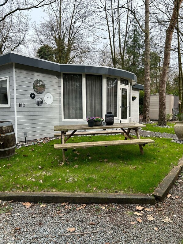 Outdoor dining - Spacious chalet with two bedrooms (Hattemerbroek)