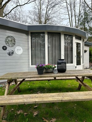 Outdoor dining - Spacious chalet with two bedrooms (Hattemerbroek)