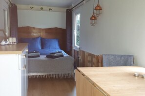 1 bedroom, bed sheets