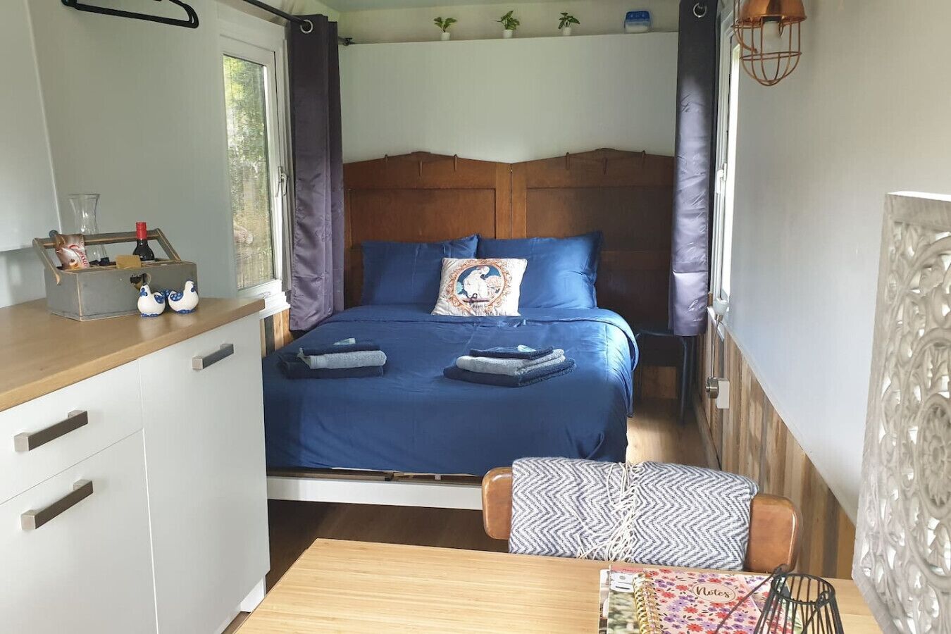 1 bedroom, bed sheets