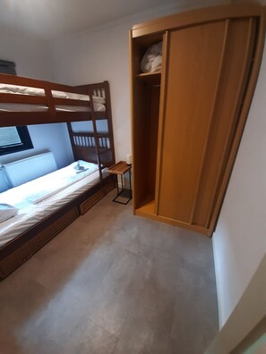 2 bedrooms, desk, WiFi, bed sheets