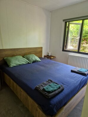 2 bedrooms, desk, WiFi, bed sheets