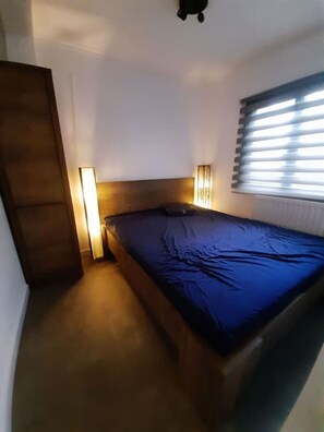 2 bedrooms, desk, WiFi, bed sheets