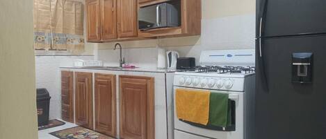 Køleskab, mikrobølgeovn, ovn, kogeplade