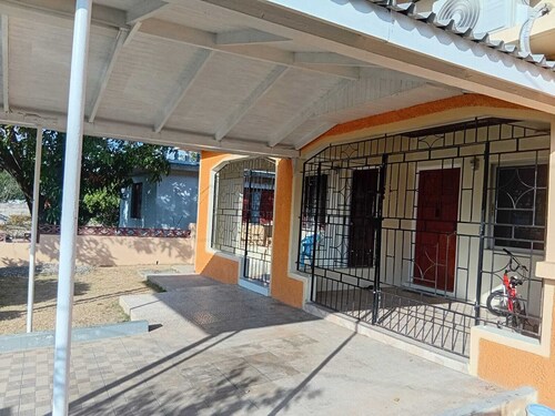 Charming 2-bedroom house in Portmore with WiFi, AC