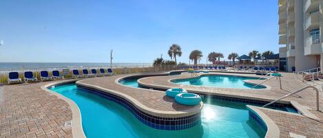 من حمّامات السباحة المغطاة، حمّام سباحة خارجي