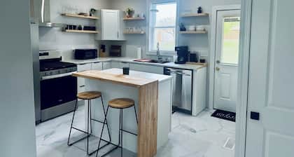 3-bedroom Scandinavian Style house in Downtown Elkins with Wifi, HVAC, Back Yard