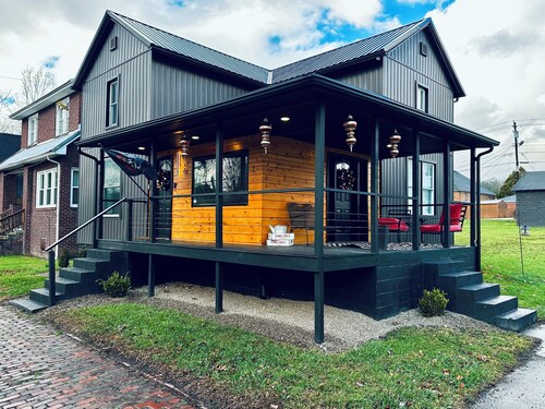 3-bedroom House in Downtown Elkins - Wifi, HVAC, Back Yard, Washer, Dryer