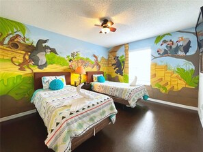 7 bedrooms, desk, travel crib, WiFi