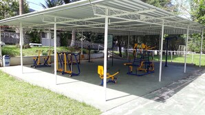 An outdoor gym with exercise equipment under a covered area. - House in Guapimirim Condominium (Iconha Guapimirim)
