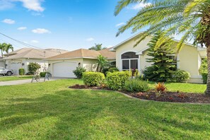 Exterior - Vacanza Rentals - Villa Riverside - Heated Pool/Spa on the canal - KAYAKS (Cape Coral)