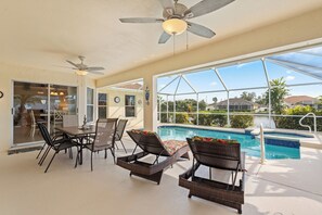 A heated pool - Vacanza Rentals - Villa Riverside - Heated Pool/Spa on the canal - KAYAKS (Cape Coral)