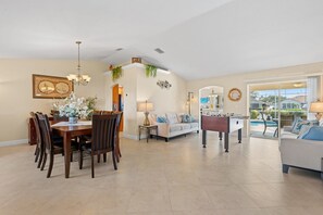 Smart-tv, tafelvoetbal, boeken en een kantoor