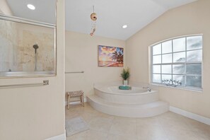 Shower, hair dryer, towels - Vacanza Rentals - Villa Riverside - Heated Pool/Spa on the canal - KAYAKS (Cape Coral)