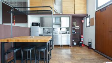 Kühlschrank, Ofen, Herdplatte, Wasserkocher mit Kaffee-/Teezubehör