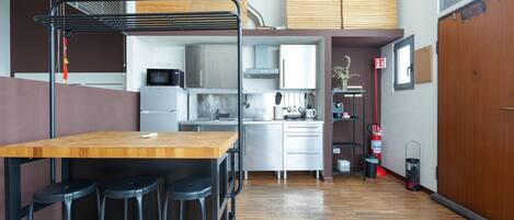 Refrigerador, horno, placa de cocina, cafetera/tetera