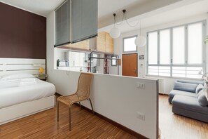 Tabla de planchar con plancha, wifi y ropa de cama