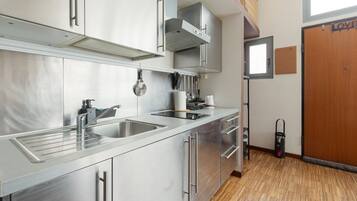 Kühlschrank, Ofen, Herdplatte, Wasserkocher mit Kaffee-/Teezubehör