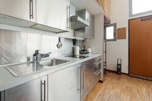 Fridge, oven, stovetop, coffee/tea maker