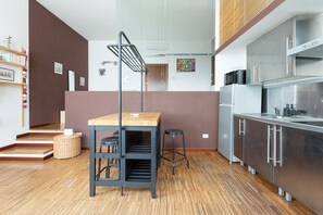 Kühlschrank, Ofen, Herdplatte, Wasserkocher mit Kaffee-/Teezubehör