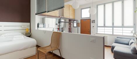 Tabla de planchar con plancha, wifi y ropa de cama