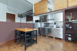 Een koelkast, een oven, een kookplaat, een koffiezetapparaat/waterkoker