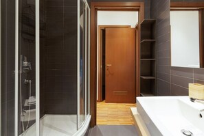 Douche, sèche-cheveux, bidet, serviettes fournies