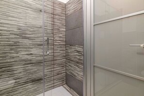 Douche, sĂšche-cheveux, bidet, serviettes fournies