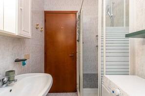 Dusche, Haartrockner, Bidet